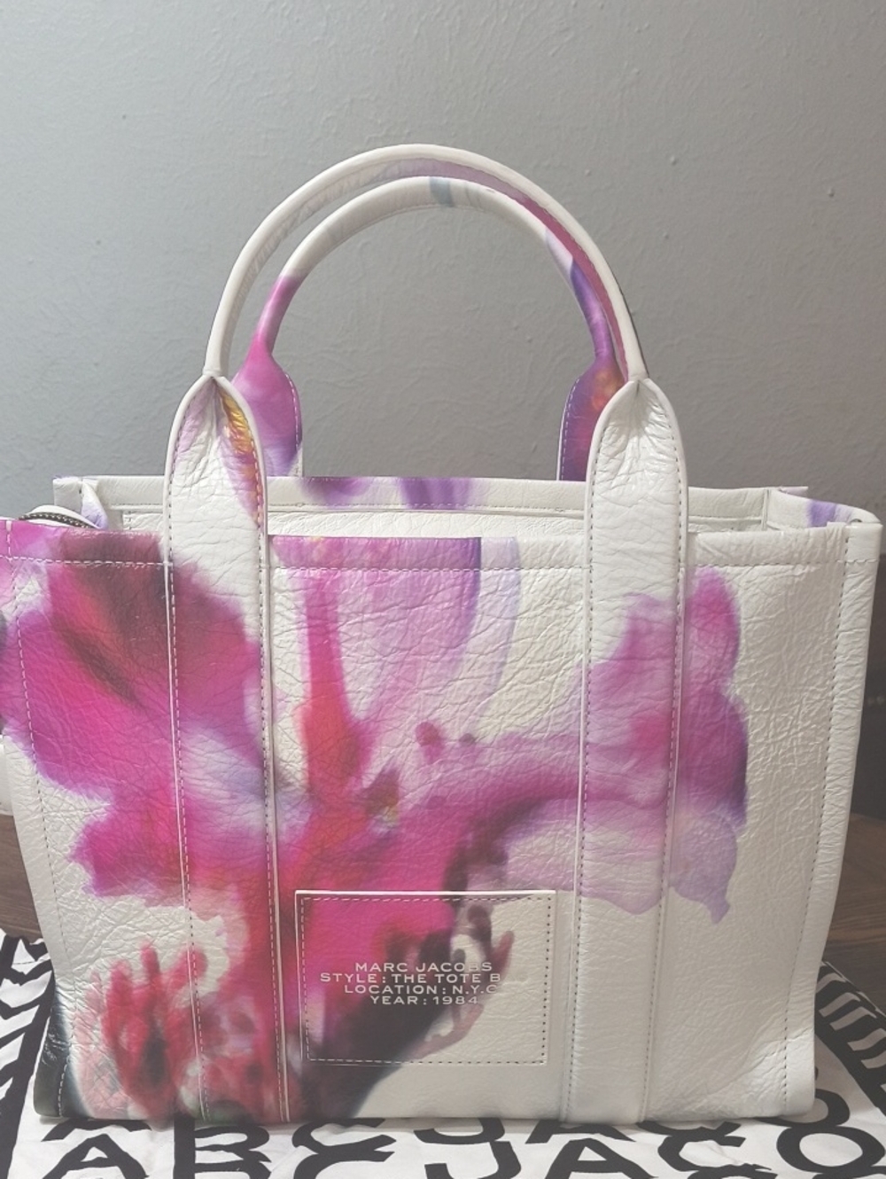Marc Jacobs FUTURE FLORAL MEDIUM Leather Tote with Pink and Purple Floral Print - Picture 2 of 9